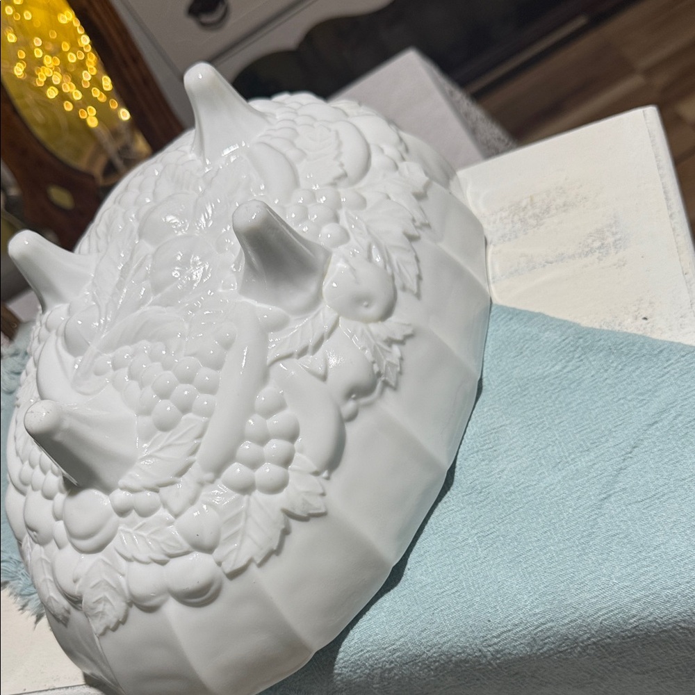 Flash sale🔥💥White Embossed Indiana milk glass fruit bowl footed harvest grape - Picture 4 of 12